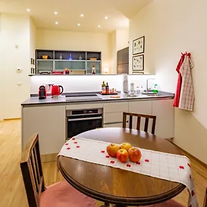 https://la-casa-colorata-flats-in-milan.italymilanhotels.net